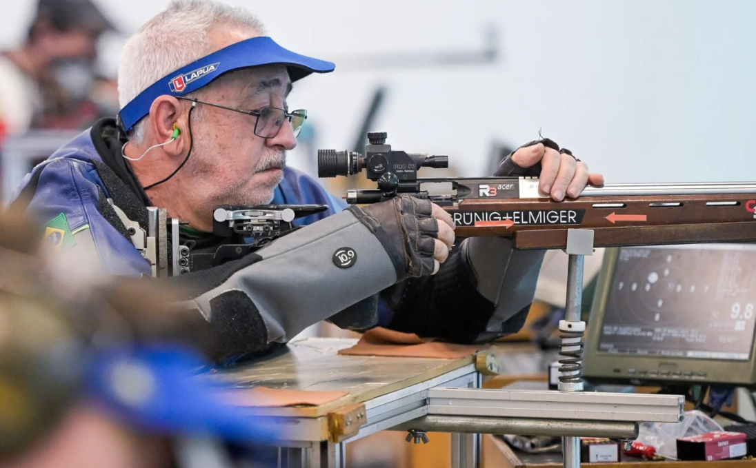 Ex-desembargador conquista pódio após Clínica do CPB no Circuito Loterias Caixa de tiro esportivo no RJ