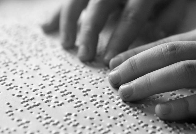 Mais de 45 mil estudantes com deficiência visual começam ano letivo sem livros em Braille